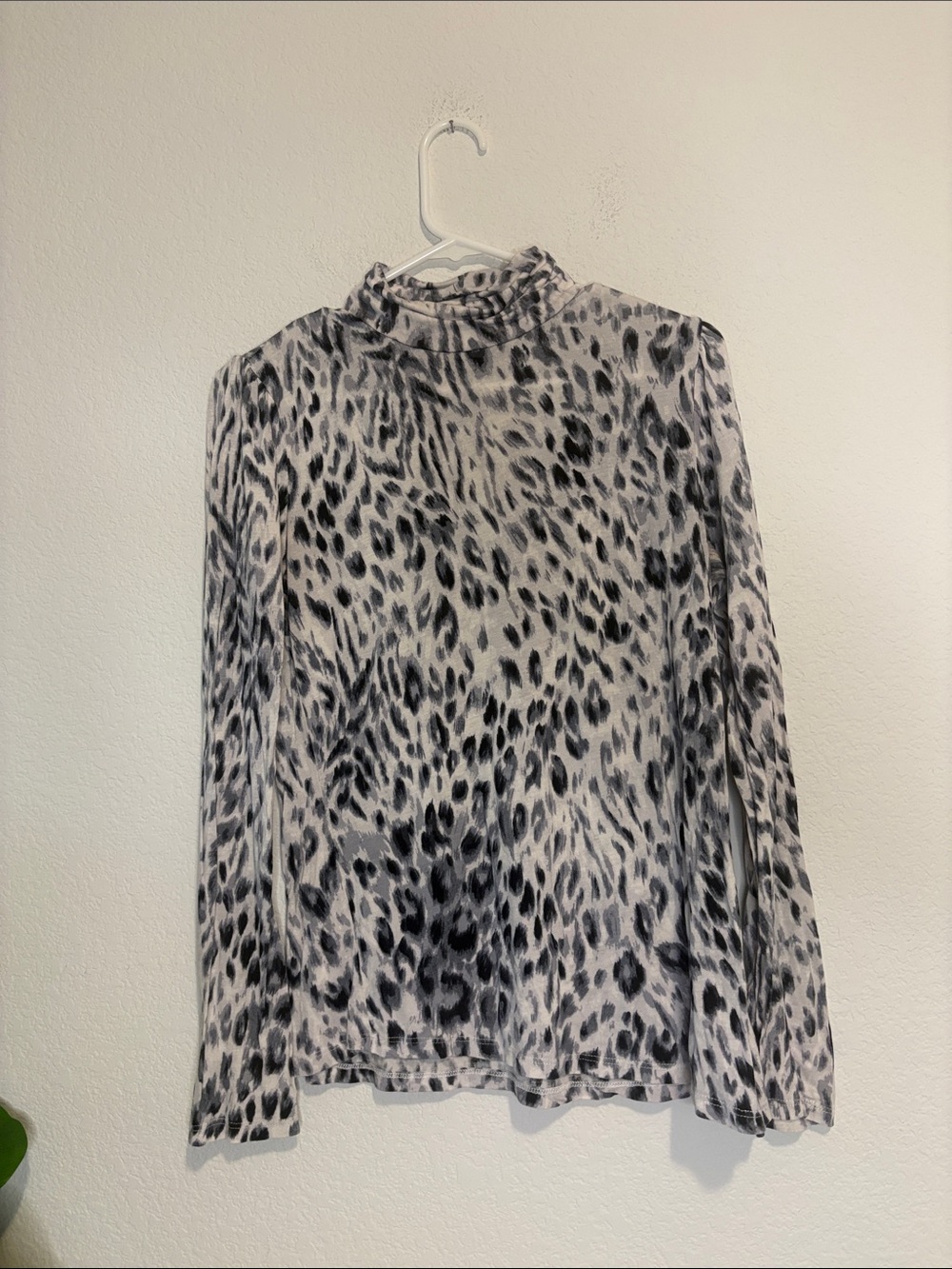 Tahari Black & White Leopard Print Long Sleeve Mock Neck Top